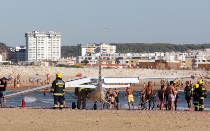 Máy bay hạ cánh đột ngột xuống bãi biển, 2 du khách tử nạn