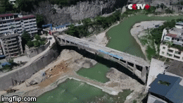 Cây cầu bê tông cốt thép dài 135 m bị đánh sập trong "một nốt nhạc" ở Trung Quốc