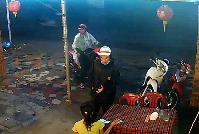 Ngơ ngẩn chứng kiến tội phạm dàn cảnh trộm xe máy táo tợn "như phim" ở Sài Gòn