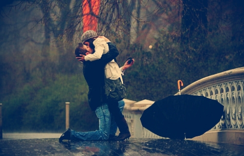 Đàn ông chưa 30 cần biết che ô cho bạn gái chứ đừng mơ làm bạch mã hoàng tử dưới cơn mưa