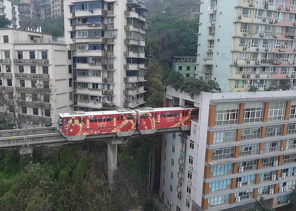 Kinh ngạc với tuyến đường sắt "đâm thủng nhà" tại Trung Quốc