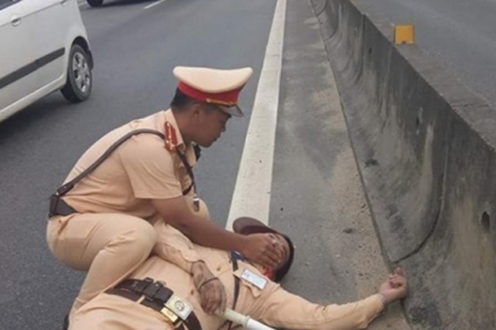 Hà Tĩnh: Chiến sĩ CSGT bám đầu xe container bị hất văng vào giải phân cách