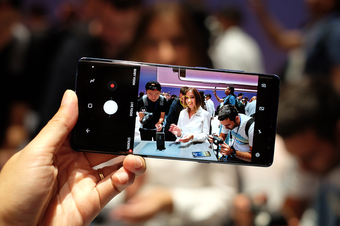 Hình ảnh cận cảnh thực tế Galaxy Note 8 với màn hình 6,3 inch, camera xóa phông