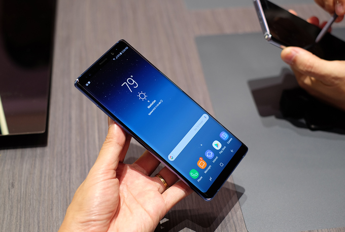 Trọng lượng của Galaxy Note 8 là 195 gram, cầm chắc chắn, đầm tay. Máy có thiết kế nam tính bởi các góc bo tròn ít hơn so với Galaxy S8, có chống nước chuẩn IP68.