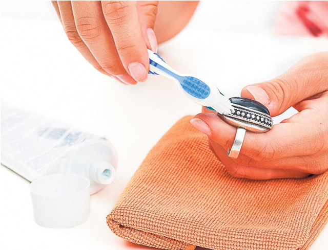 12 công dụng không ngờ của kem đánh răng trong việc vệ sinh đồ đạc