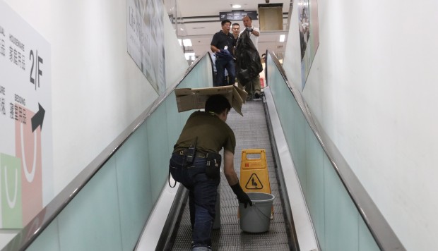 Mua sắm ở Hồng Kông, 8 du khách nhập viện vì axit rơi từ trần nhà