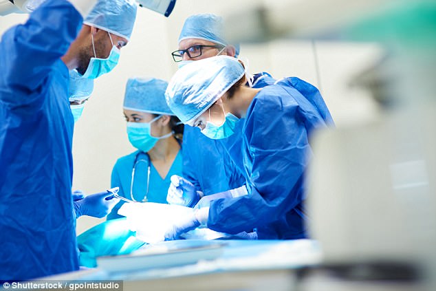 Nghiên cứu lạ lùng: Bác sĩ khỏa thân khi phẫu thuật giúp chống nhiễm trùng cho bệnh nhân