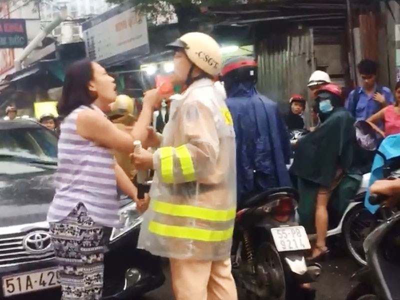 Chạy sai làn đường, nữ tài xế vẫn hùng hổ lăng mạ CSGT giữa đường phố Sài Gòn