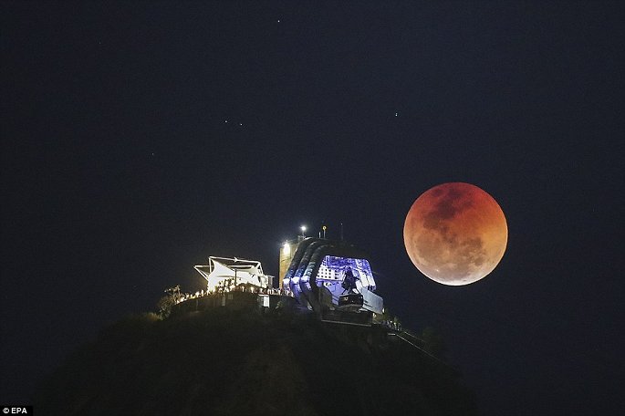 Mặt trăng chuyển sang màu đỏ máu ở Rio de Janeiro, Brazil. (Ảnh: EPA)