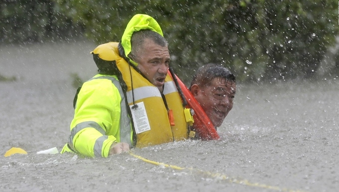 Nhiều nơi ở TP Houston ngập sâu, lũ lụt được dự báo kéo dài nhiều ngày.