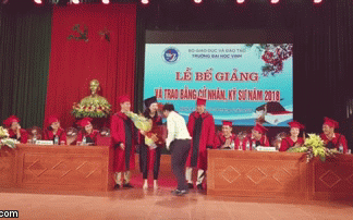Chân dung nữ sinh may mắn được thầy giáo quỳ gối cầu hôn ngay trên bục lễ tốt nghiệp 