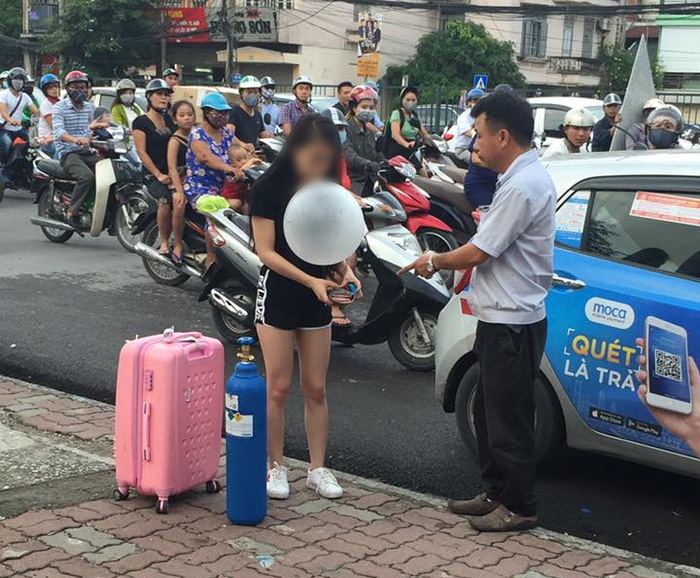Cô gái trẻ hít bóng cười giữa phố, "bùng" tiền taxi và thách thức dân phòng
