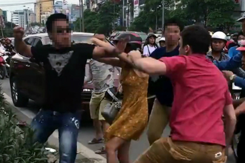 Sau va chạm giao thông, người đàn ông nước ngoài bị 2 thanh niên Việt đánh tới tấp