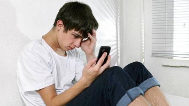 Chứng "nghiện" smartphone ở giới trẻ ngày nay khiến tỷ lệ trầm cảm và tự tử tăng