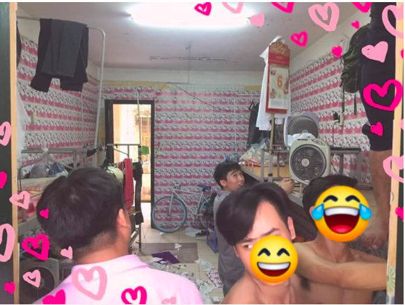 Phòng kí túc xá đáng yêu nhất Vịnh Bắc Bộ: Các chàng trai chạy khắp Hà Nội để mua "Hello Kitty" về dán quanh phòng