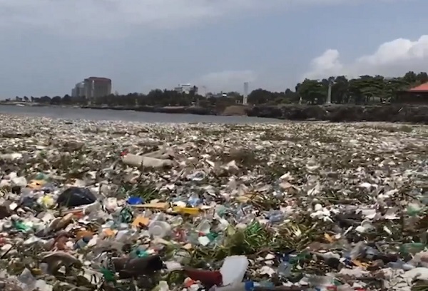 Hình ảnh bãi biển ngập rác tới mức sóng không đánh nổi vào bờ ở Dominica gây phẫn nộ