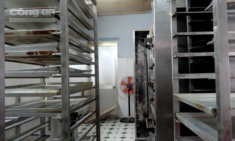Một cơ sở làm bánh trung thu bằng các thiết bị gỉ sét mất vệ sinh bị xử lý