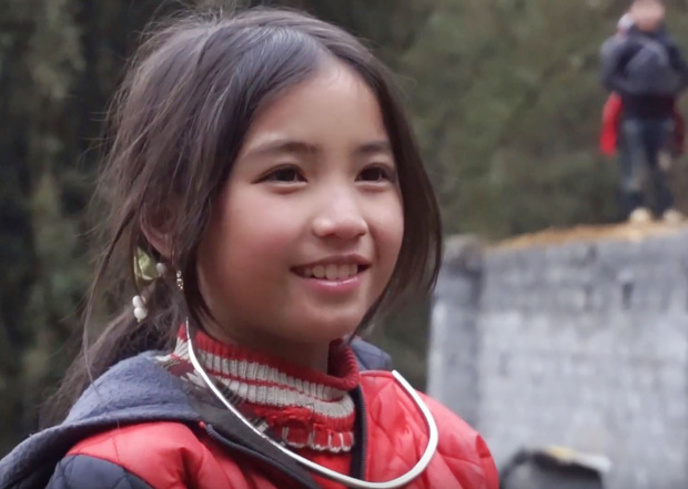 Bé gái người Mông nhoẻn miệng cười xinh như thiên thần trong clip của nhóm phượt thủ làm xao động cư dân mạng
