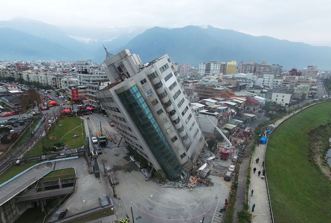 Chung cư Đài Loan "biến" thành "Tháp nghiêng Pisa" sau trận động đất khiến hàng trăm người thương vong