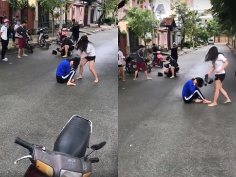 Nam nữ thiếu niên đánh nhau giữa đường, phang mũ bảo hiểm cực mạnh vào đầu "địch thủ"