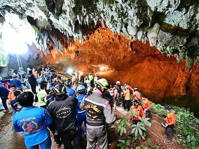 Người Thái cầu nguyện cho đội bóng 13 người mắc kẹt trong hang động cả 1 tuần nay