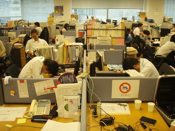 Số lượng người lao động qua đời do làm việc quá sức hoặc tự sát vì không chịu nổi áp lực công việc gia tăng và trở thành vấn đề hết sức nghiêm trọng tại Nhật trong năm qua. Theo Hosomura, hiện tượng này đang có xu hướng giảm.