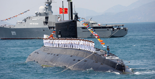 Tàu ngầm Kilo-636 tham gia Lễ Duyệt đội hình Hải quân.