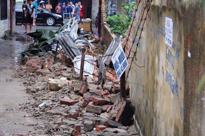 Mảng tường sụp đổ trong mưa lớn cướp đi sinh mạng của bé trai 8 tuổi