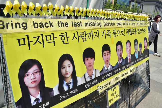 Nữ sinh Hàn Quốc ra khỏi danh sánh 9 người mất tích trong vụ chìm phà Sewol khi được tìm thấy thi thể