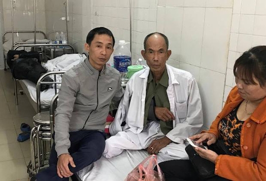 Sau một tuần bị hành hung, ông Vin (giữa) vẫn đang phải nằm trong bệnh viện điều trị.