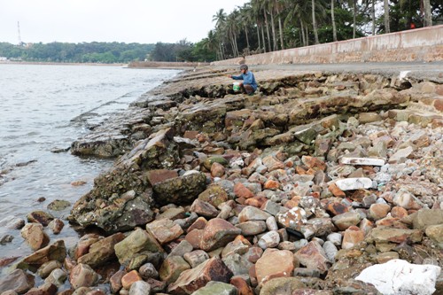 Bãi biển Đồ Sơn lo bão đến khi hàng trăm mét kè biển bị sóng đánh vỡ