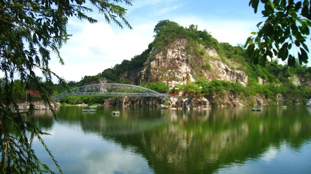 Khu du lịch Hồ Ông Thoại được xây dựng bởi khuôn viên đá và phong cảnh hữu tình. Lòng hồ rộng khoảng 9 héc-ta chia thành 3 hồ với làn nước phẳng lặng và những cây cầu bằng sắt sơn đỏ nối nhịp qua những “ốc đảo” bằng đá, các cầu đó cũng có tên rất thú vị: cầu Mai An Tiêm, cầu Khoa Bảng, cầu Vọng Nguyệt. 