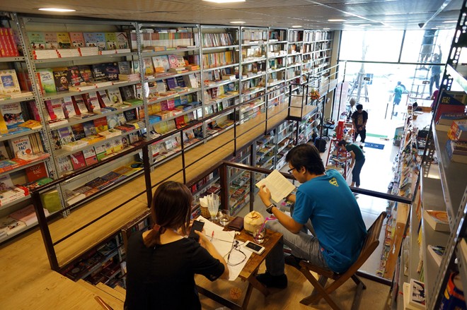 Không gian bên trong của cà phê sách Đông Tây khá rộng và thoải mái, được thiết kế như một thư viện nhỏ.