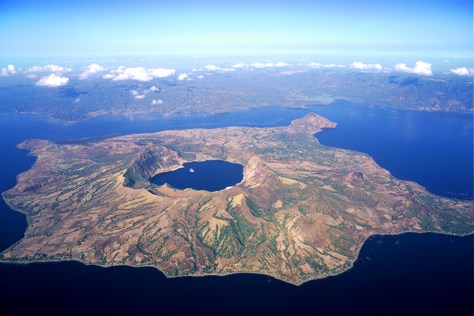 Nằm trong lòng hồ Taal, nên ngọn núi lửa được gọi tên là Taal, phía trong núi lửa Taal lại có một chiếc hồ nhỏ tên là Crater. Có lẽ vì thế mà dân địa phương thường gọi là “hồ trong hồ”. 
