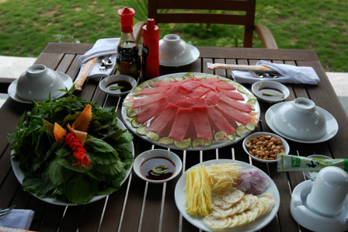 Món gỏi cá ngừ đại dương được nhiều du khách ưa thích khi đến Phú Yên