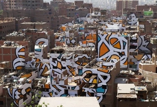 Chiếc áo mới mang tính nghệ thuật bao trùm 50 tòa nhà cao thấp khác nhau ở phố rác Ai Cập 