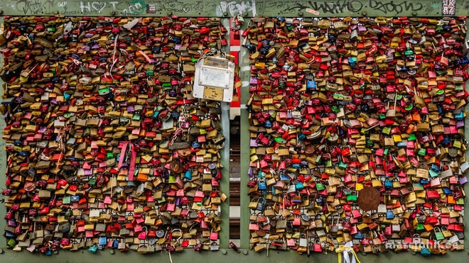Khóa tình yêu trên cầu Hohenzollern, gần nhà thờ Cologne ở Đức. Cây cầu dài 410 m, treo đầy khóa tình yêu trên hàng rào và đến nay gần như đã không còn khe hở. 