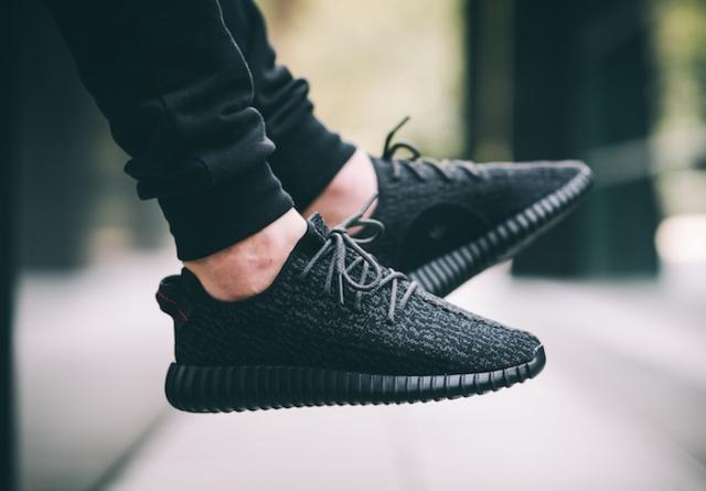 Mẫu giày mới Adidas Yeezy của hãng giày thể thao nổi tiếng Adidas đang làm mưa làm gió thời gian gần đây. 