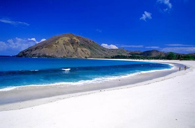 Biển Kuta trong xanh với bãi cát trắng trải dài trên đảo Bali