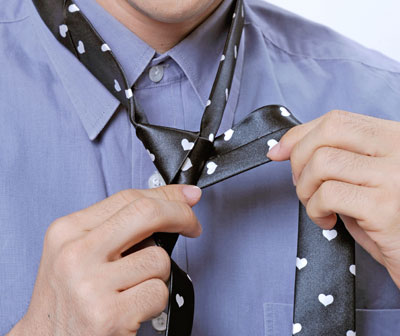 Cách thắt cà vạt đơn giản và nhanh chóng đàn ông nào cũng nên biết
