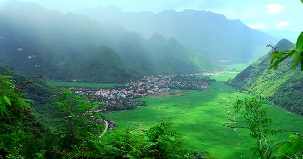 Thung lũng Mai Châu nhìn từ trên cao.