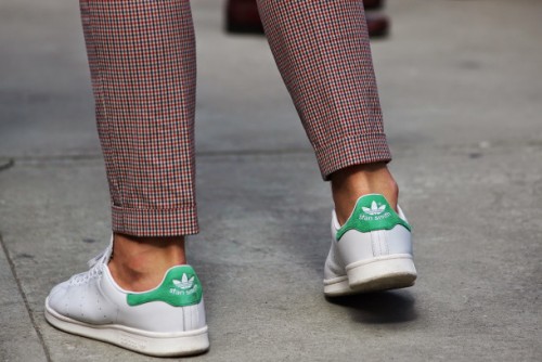 Đôi Adidas Stan Smith đầu tiên dành cho sân tennis với phần gót giày màu xanh