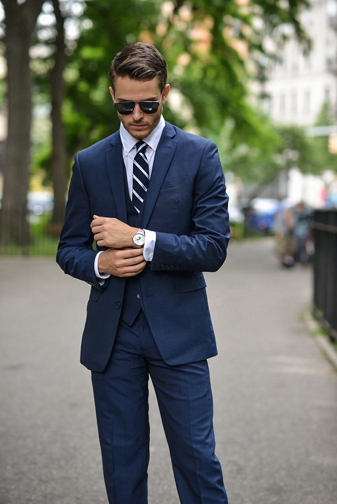 Về lâu dài, đầu tư cho một bộ suit vừa vặn màu xanh navy không chỉ là một quyết định thông minh, còn rất tiết kiệm.