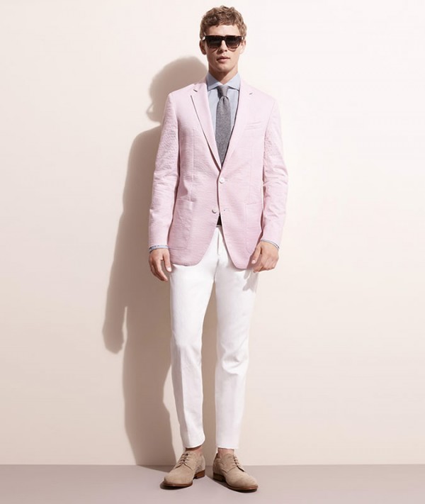 Blazer hồng + quần chinos trắng: Nếu bạn đã nhàm chán với các dáng blazer cơ bản rồi, có thể thử gam màu mới hơn bạn chưa bao giờ thử, như hồng chẳng hạn. Sẽ chẳng có ai cho rằng bạn nữ tính khi mix cùng chinos nam tính đâu.