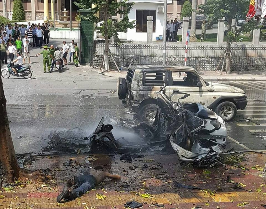 Kinh hoàng xe ô tô phát nổ trên đường ở Cẩm Phả, Quảng Ninh