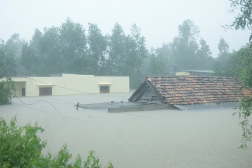 Lũ lụt chia cắt quốc lộ 1, nhấn chìm hơn 30.000 nhà dân tại miền Trung