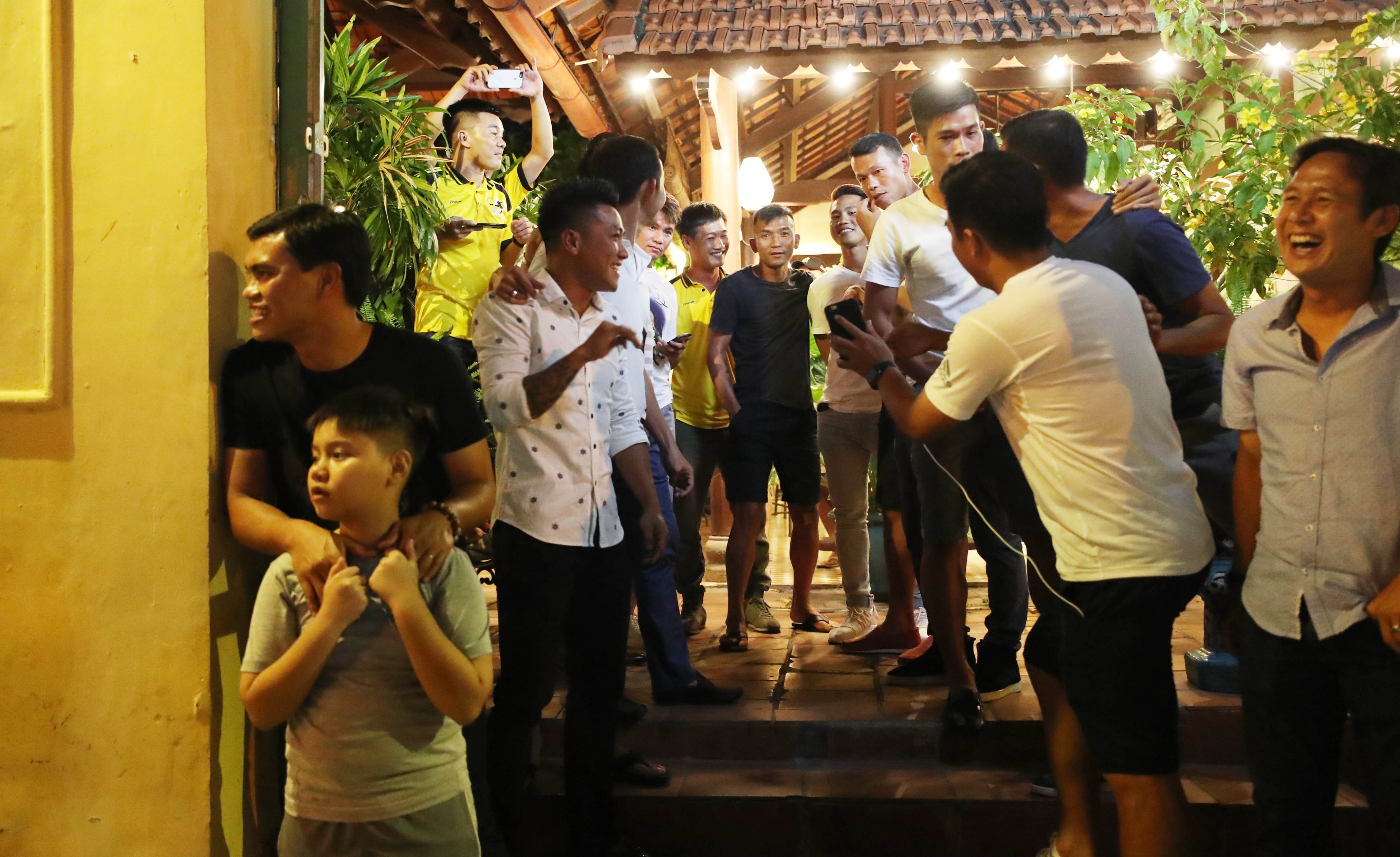Tối qua 14/11, Tài Em, Minh Phương, Phước Tứ, Việt Thắng, Vũ Phong... xếp hàng bên ngoài một nhà hàng ở TP HCM để chờ sự xuất hiện của một nhân vật đặc biệt. 
