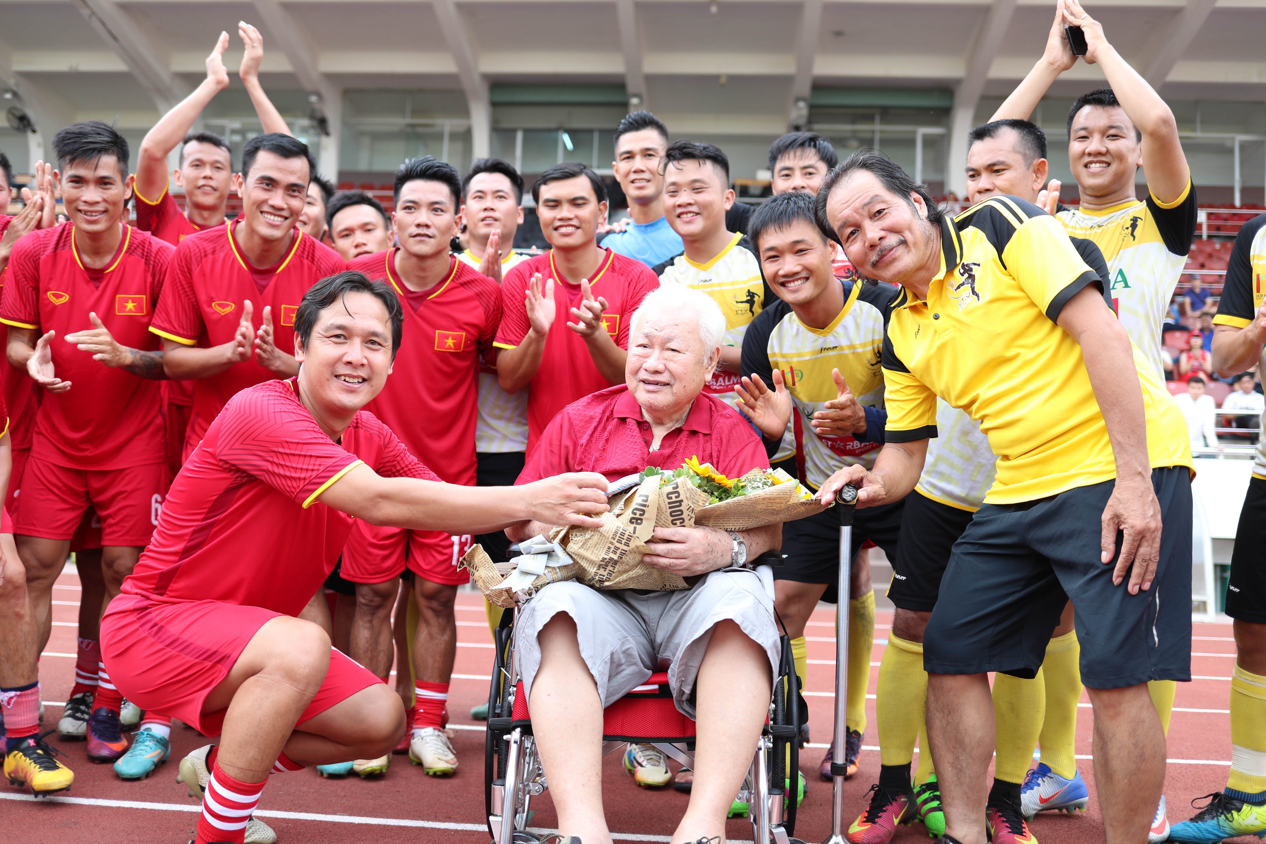 Trước đó, các cựu danh thủ đã cùng nhau thi đấu giao lưu với đội PTV Saigon (các phóng viên thể thao ở TP HCM). 2 đội quyên góp được gần 13 triệu đồng để ủng hộ cựu tuyển thủ Đỗ Minh Khá đang gặp khó khăn và bệnh tật. (Nguồn: VnExpress.net)