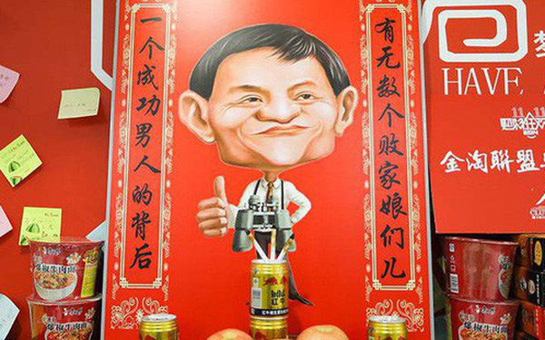 Người trẻ Trung Quốc lập bàn thờ Jack Ma trong nhà như thờ thần tài