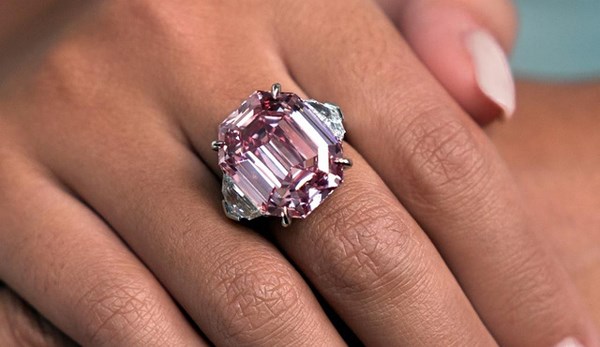 Viên kim cương hồng Pink Legacy có cấp độ màu cao nhất thế giới, được bán giá kỷ lục 50 triệu USD